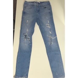 Light wash mid rise ripped jeans!